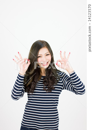 A young woman with a smile who makes an OK sign with both hands A young woman with a smile who makes an OK sign with both hands 14123570