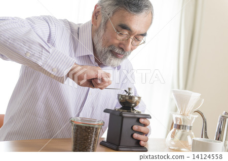 Coffee and senior 14124558