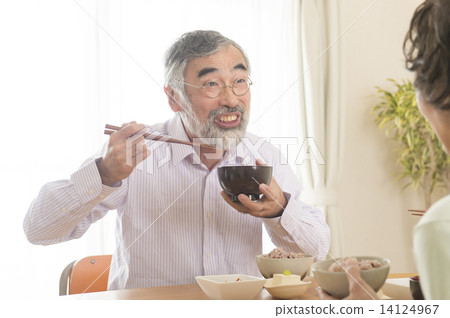 Senior couple eating 14124967