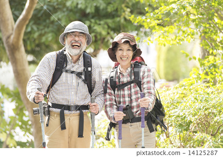 Senior couple who climbs 14125287