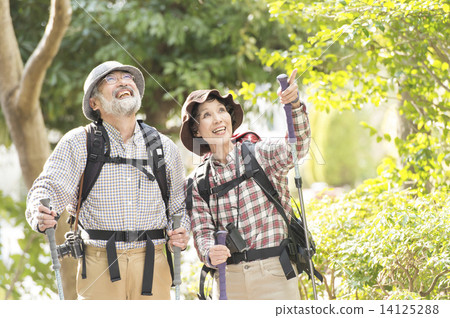 Senior couple who climbs 14125288