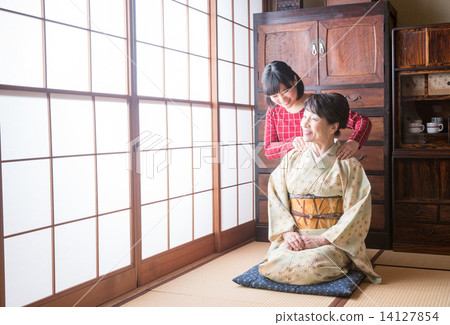 Senior women and grandchildren 14127854