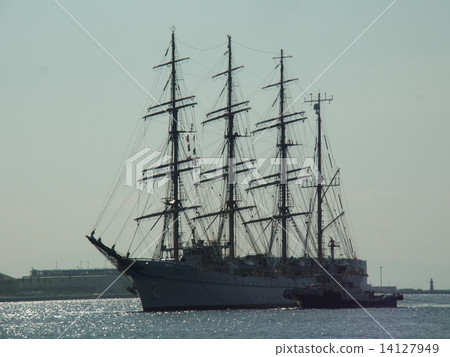在神戶港口慢慢接近的航行訓練帆船“Kaio Maru”剪影 14127949