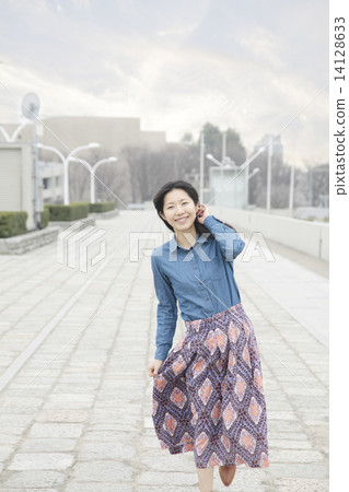 Women on sidewalks 14128633