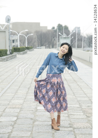 Women on sidewalks 14128634