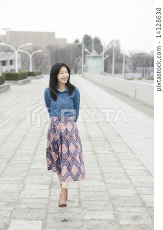 人行道上的女人 人行道上的女人 14128638