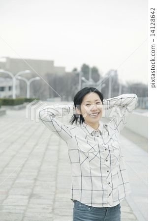 Women on sidewalks 14128642