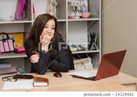 Woman shock in front of computer Woman shock in front of computer 14129482