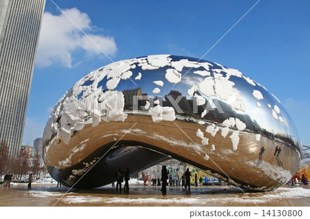 Skygate Bean landmark covering by snow in Chicago 14130800