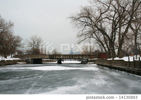 Frozen lake in Chicago 14130803