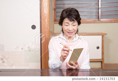 人 老人 女生 14131703