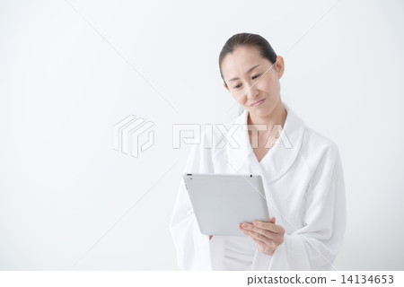 Natural make-up 40s female bathrobe tablet Natural make-up 40s female bathrobe tablet 14134653