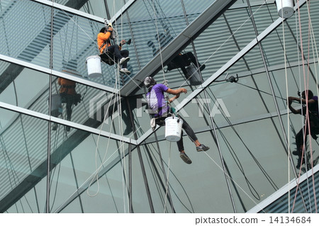 Workers washing windows 14134684