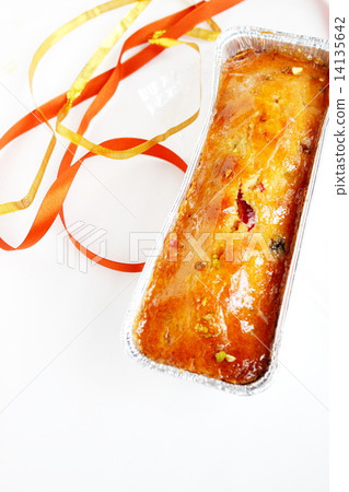 Cake that unwrapped wrapping 14135642