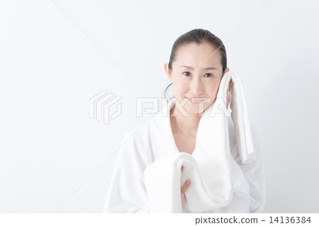 Natural make-up 40's female towel bathrobe upper body 14136384