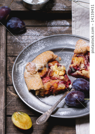 Cake with plums 14139431