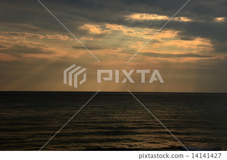 黑暗的大海和大光束 14141427