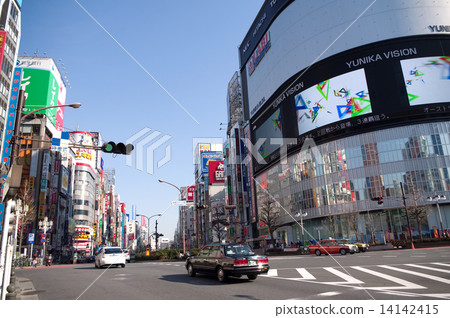 Shinjuku's streets 14142415