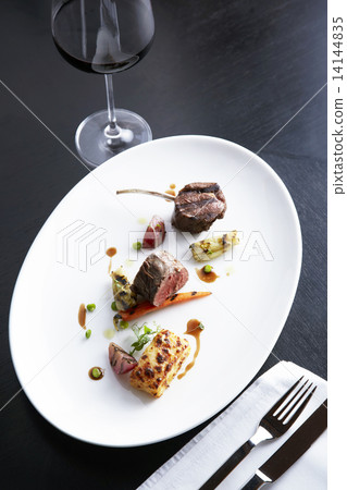 Lamp steak with red wine 14144835