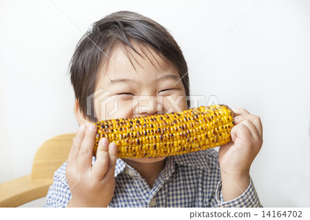一個孩子吃玉米 一個孩子吃玉米 14164702