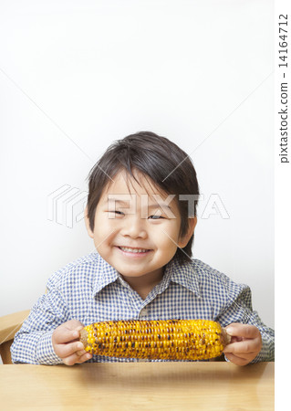 一個孩子吃玉米 14164712