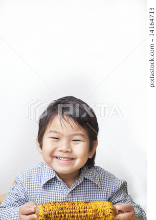 一個孩子吃玉米 一個孩子吃玉米 14164713