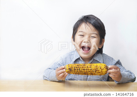 A child eating corn 14164716
