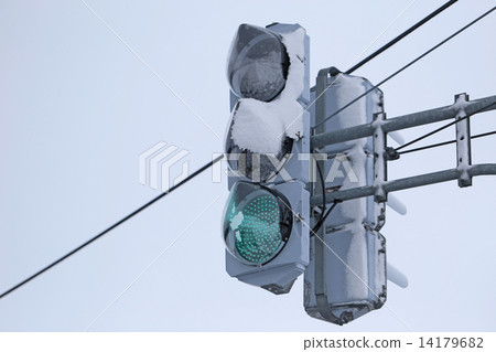 Winter traffic light 14179682