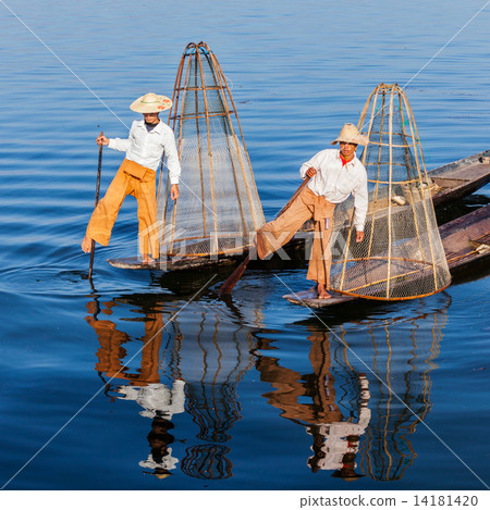 图库照片: traditional burmese fisherman at inle lake myanmar