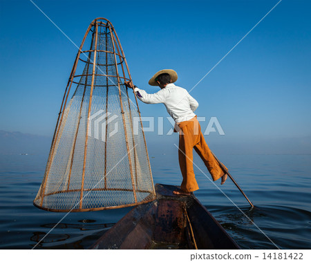 Traditional Burmese fisherman at Inle lak, Myanmar 14181422