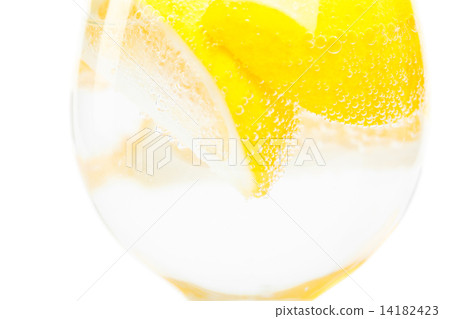 lemon in glass 14182423