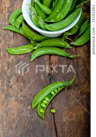 hearthy fresh green peas hearthy fresh green peas 14182861