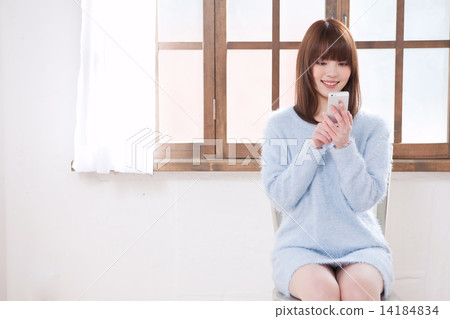 Smartphone female 14184834