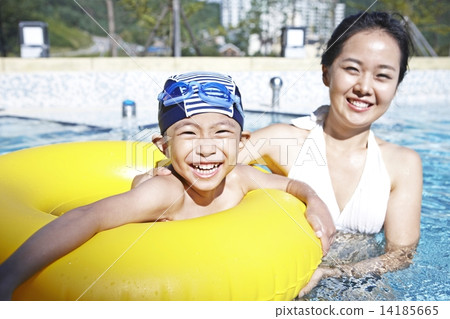 Family's summer vacation 14185665