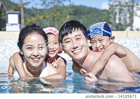 Family's summer vacation 14185671