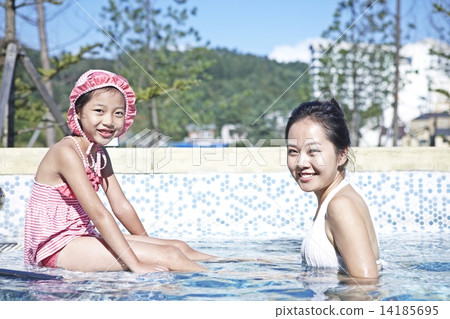 Family's summer vacation 14185695