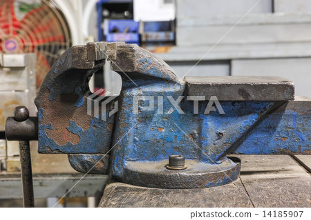 Old rusty industrial vice Old rusty industrial vice 14185907