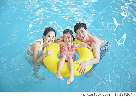 Families playing in the water 14186264