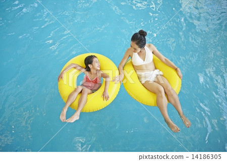 Families playing in the water 14186305