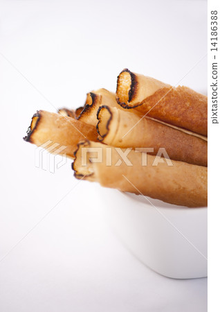 A handful of egg rolls placed in a bowl for guests. 14186388