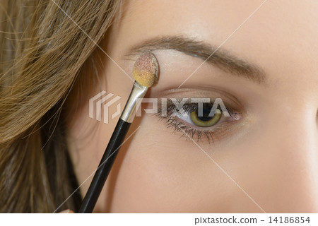 Applying Eyeshadow 14186854