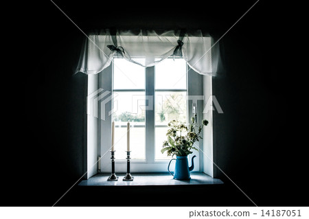 Romantic window 14187051
