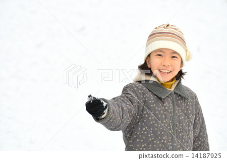 A girl playing snow A girl playing snow 14187925