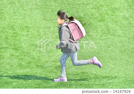 一個女孩在草坪廣場上運行(書包) 一個女孩在草坪廣場上運行(書包) 14187926