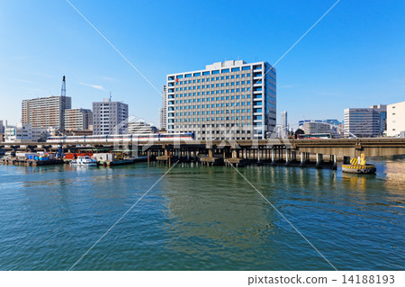 通過Tennozu島站附近的單軌鐵路和摩天大樓 14188193