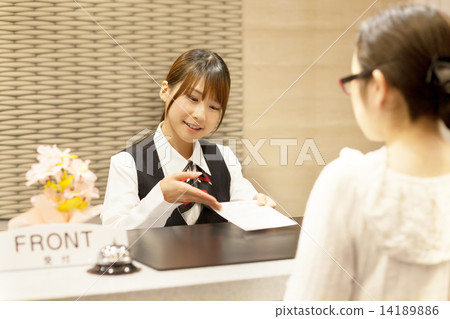 一個可愛的女孩在酒店的前台 一個可愛的女孩在酒店的前台 14189886