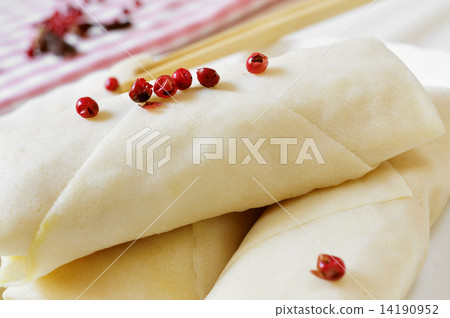 uncooked spring rolls 14190952