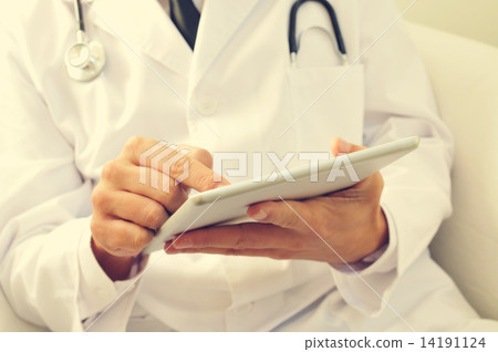 doctor using a tablet doctor using a tablet 14191124
