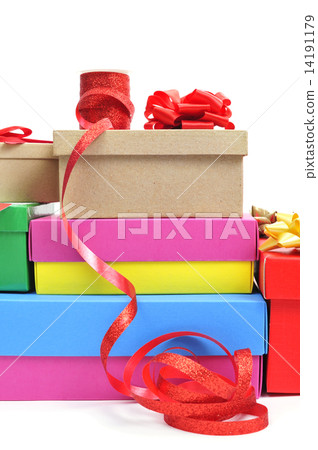 boxes and ribbons to prepare gifts 14191179