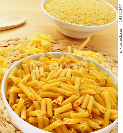 uncooked pasta 14191347
